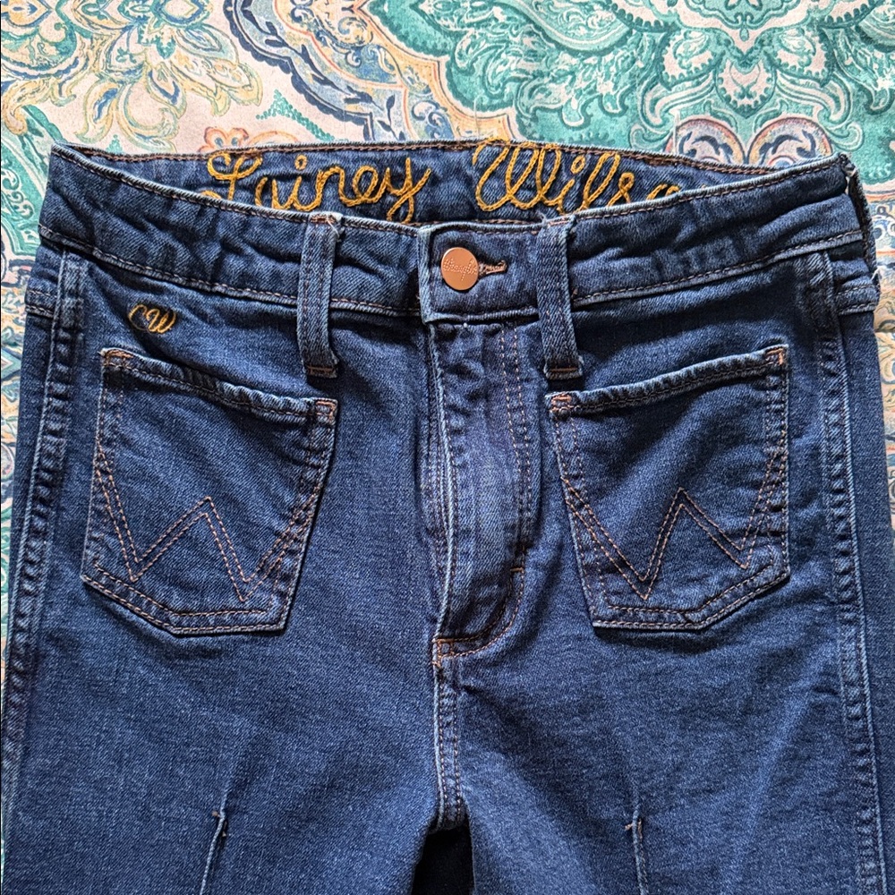 Lainey Wilson flares